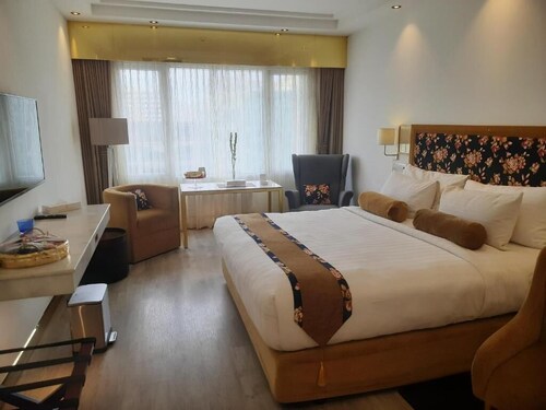 Hotel Razmoni Isha Kha International