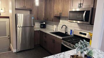 Kühlschrank, Mikrowelle, Herdplatte, Geschirrspüler