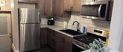 Réfrigérateur, micro-ondes, plaque de cuisson, lave-vaisselle