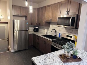 Réfrigérateur, micro-ondes, plaque de cuisson, lave-vaisselle