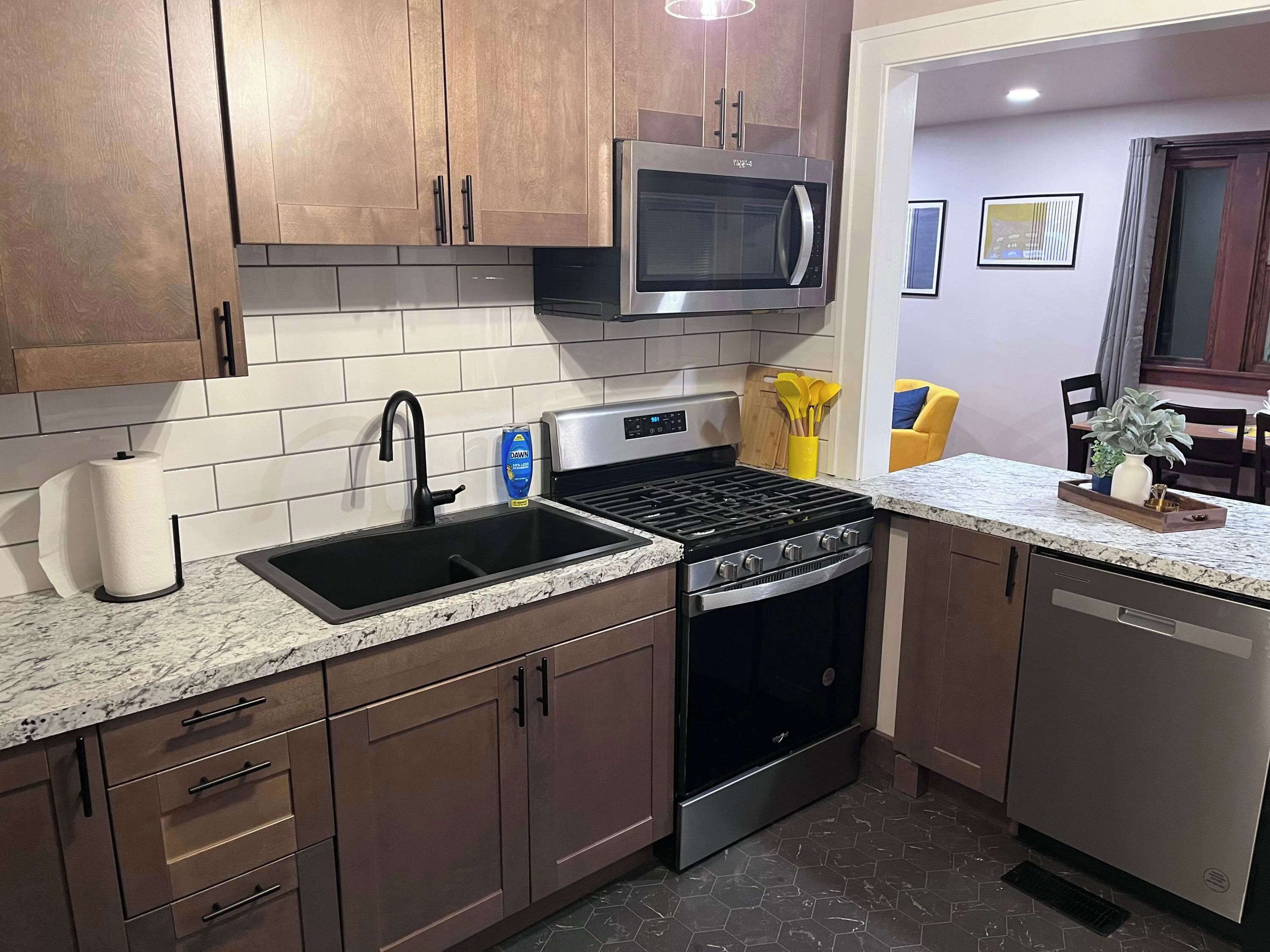 Réfrigérateur, micro-ondes, plaque de cuisson, lave-vaisselle