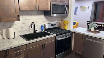 Frigorifero, microonde, piano cottura, lavastoviglie