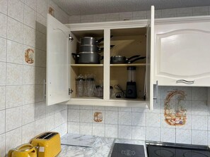 Maison | Cuisine privée | Réfrigérateur, four à micro-ondes, un four, surface de cuisson