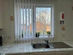 Hus | Eget kjøkken | Kjøleskap, mikrobølgeovn, ovn og kokeplater