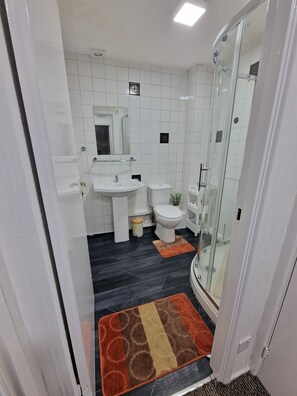Rumah | Kamar mandi | Shower, perlengkapan mandi gratis, pengering rambut, dan handuk