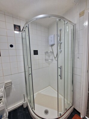 Ferienhaus | Badezimmer | Dusche, kostenlose Toilettenartikel, Haartrockner, Handtücher