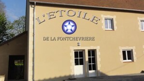 A building with a sign reading "L'ETOILE DE LA FONTCHERIERE". - Cozy Room with Private Bathroom, Shared Kitchen & Terrace, Breakfast Included - Neuvy-Saint-Sépulchre (Neuvy-Saint-Sépulchre)