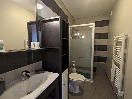 Cozy Room "Etoile Orange" - Ensuite Bathroom, Breakfast Included, Shared Kitchen and Lounge Area