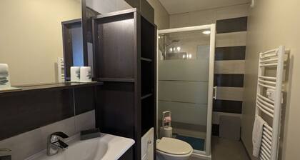 Cozy Room "Etoile Orange" - Ensuite Bathroom, Breakfast Included, Shared Kitchen and Lounge Area