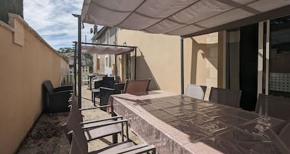 Chambre confortable avec salle d'eau privative, cuisine et salon communs, petit-déjeuner inclus.