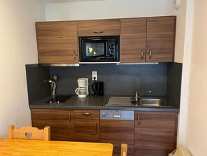 Kühlschrank, Mikrowelle, Herdplatte, Geschirrspüler