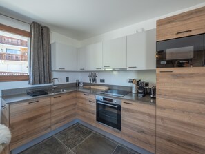 雪櫃、微波爐、洗碗機