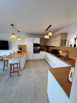 Frigorifero, microonde, forno, piano cottura