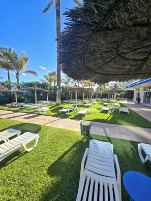 Terrace/patio - TOP Modern Beachfront Penthouse With Stunning Views and 3 Pools in Marbella (Marbella)