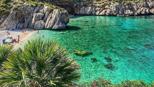 A coastal landscape with a clear turquoise sea, rocky cliffs, and sparse vegetation. - Golden house vacation home with jacuzzi (Castellammare del Golfo)