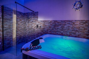 Baignoire à jets, sèche-cheveux, bidet, serviettes fournies