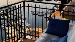 A balcony with a view of a marina at sunset. - Golden house vacation home with jacuzzi (Castellammare del Golfo)