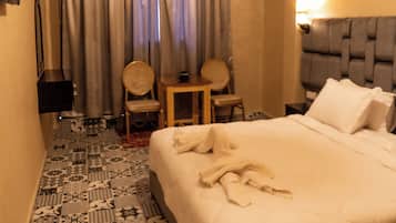 Classic-Doppelzimmer, Poolblick | Schreibtisch, kostenloses WLAN