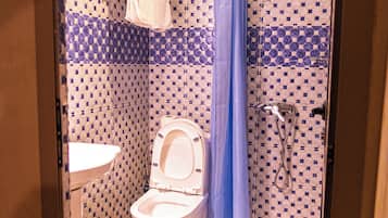 Zweibettzimmer | Badezimmer | Dusche, Handtücher, Seife, Shampoo