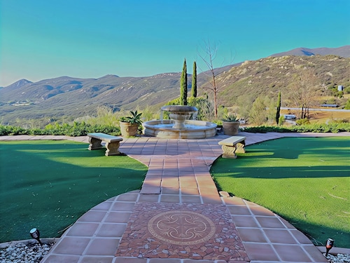 Jamul's Jewel: 10ACRES,Hilltop,Heated*Salt Pool,Spa*,City & Mtn.Views,B-Ball Court*,Grill,Horseshoes