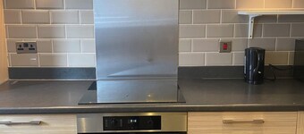 Beautiful 4 Bedroom Home With Parking by Lakeside