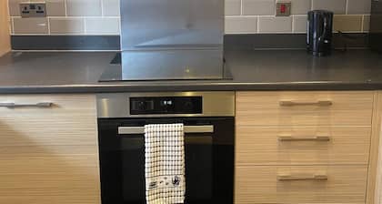 Beautiful 4 Bedroom Home With Parking by Lakeside