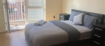 Beautiful 4 Bedroom Home With Parking by Lakeside