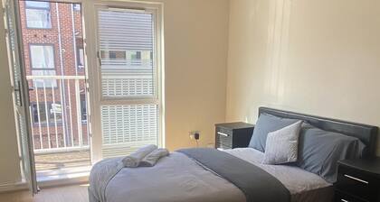 Beautiful 4 Bedroom Home With Parking by Lakeside