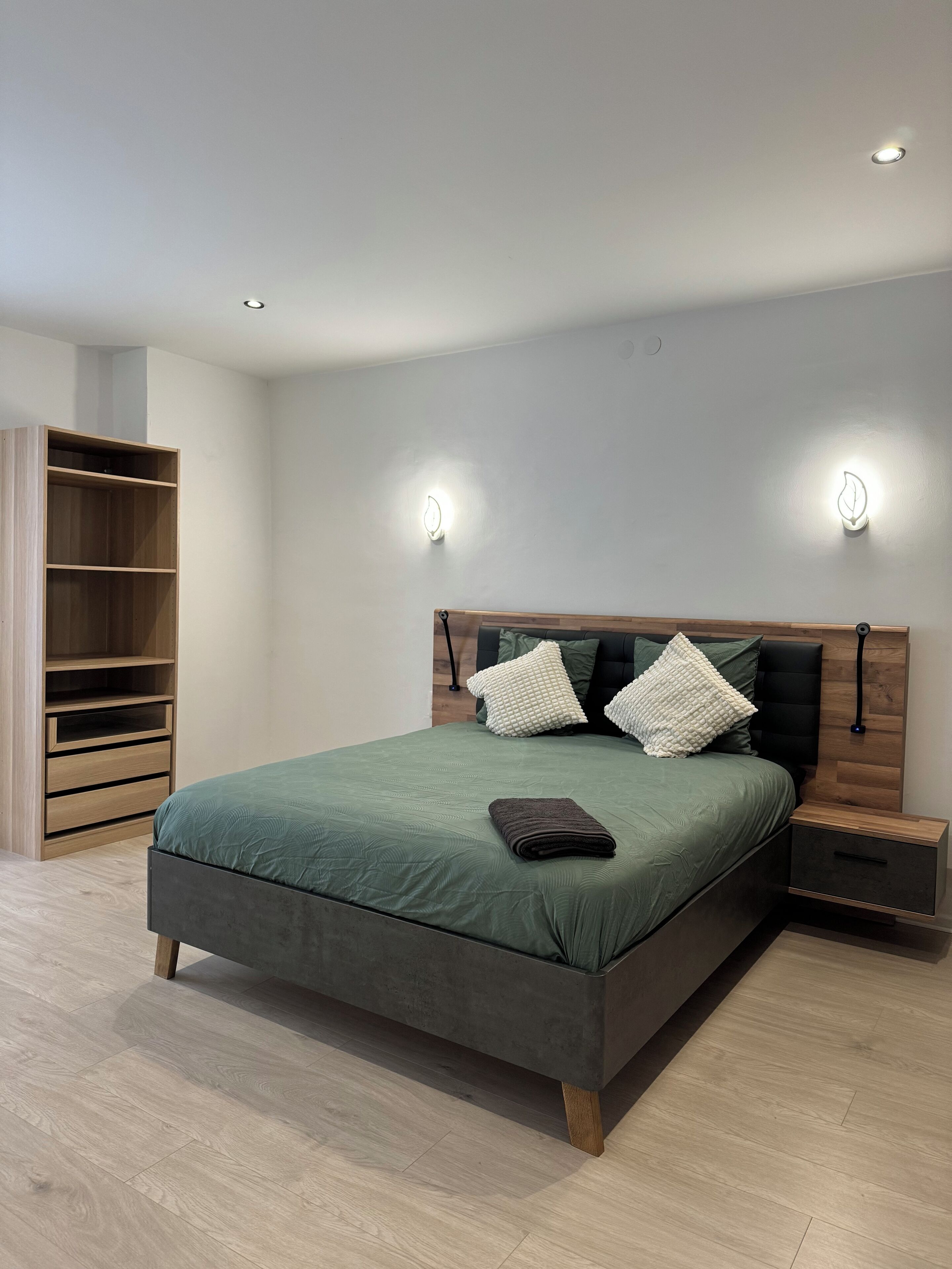 4 slaapkamers, een bureau, een strijkplank/strijkijzer, gratis wifi