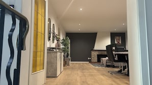 Un interior moderno con cocina, comedor y escalera.