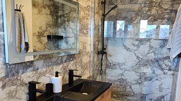 Douche, sèche-cheveux, serviettes fournies, savon