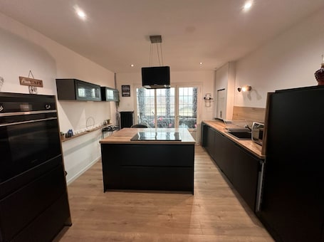 Fridge, microwave, oven, stovetop. Casa Majorelle ~ free parking & Wifi