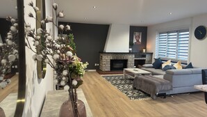 Una sala de estar moderna con chimenea, un sofá y una mesa de centro.
