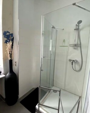 Shower, hair dryer, towels, soap - Industrial loft apartment in the heart of Berlin in Friedirchshain (Berlin)