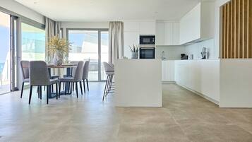 Een koelkast, een magnetron, een oven, een kookplaat