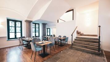 朝食 (コンチネンタル ブレックファスト)、毎日提供 (無料)