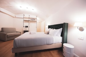 Deluxe Triple Room | Minibar, in-room safe, desk, soundproofing