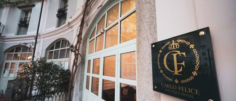 Vista frontal de la propiedad