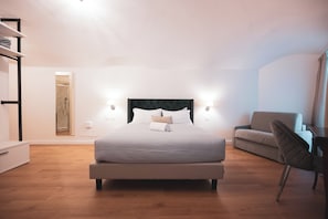 Habitació triple Deluxe | Minibar, caixa forta a l'habitació i escriptori