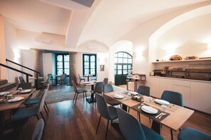 Her gün ücretsiz kontinental kahvaltı