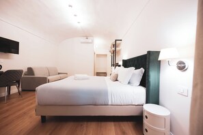 Minibar, in-room safe, desk, soundproofing - Carlo Felice Boutique Hotel (Turin)