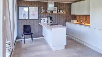 Fridge, dishwasher, coffee/tea maker