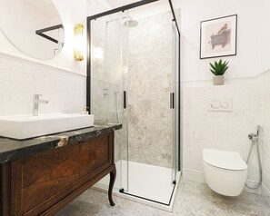 デラックス スイート | バスルーム | シャワー、ヘアドライヤー、タオル、トイレットペーパー