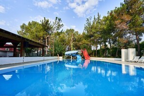 2 utendørsbassenger og bassengparasoller