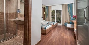 Dobbelt- eller tomannsrom – standard, bassengutsikt | Minibar (inkludert), skrivebord for bærbar PC og sengetøy