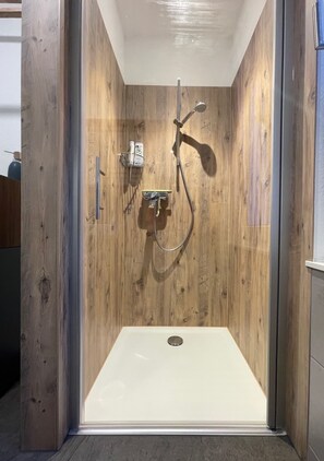 Shower, hair dryer, towels, soap - New vacation home with garden on the edge of the forest, family-friendly (Quedlinburg)