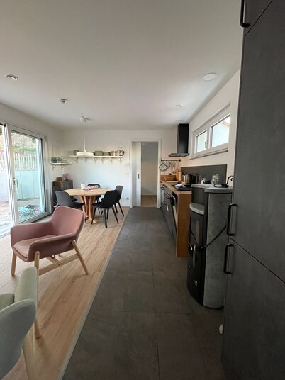 New vacation home with garden on the edge of the forest, family-friendly