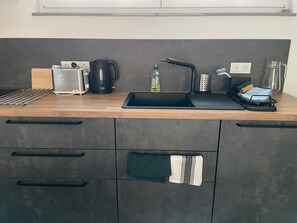 Een koelkast, een microgolfoven, een oven, een kookplaat