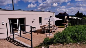 Outdoor dining - New vacation home with garden on the edge of the forest, family-friendly (Quedlinburg)