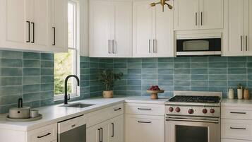 Geladeira, cooktop, lava-louças, cafeteira/chaleira